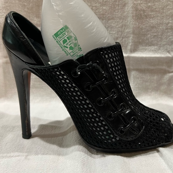 Manolo  Blahnik 4.5” Black Netting Shoe Sz 6 - Picture 4 of 9